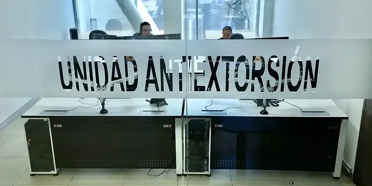Mostradores con computadoras y personal en una oficina de Unidad Antiextorsión en Michoacán.