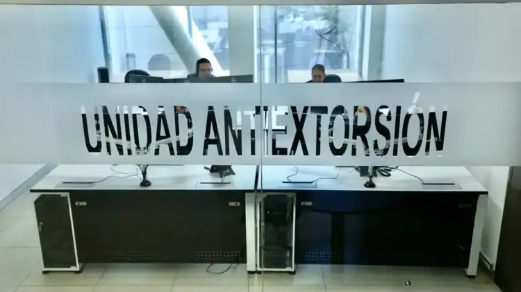Mostradores con computadoras y personal en una oficina de Unidad Antiextorsión en Michoacán.