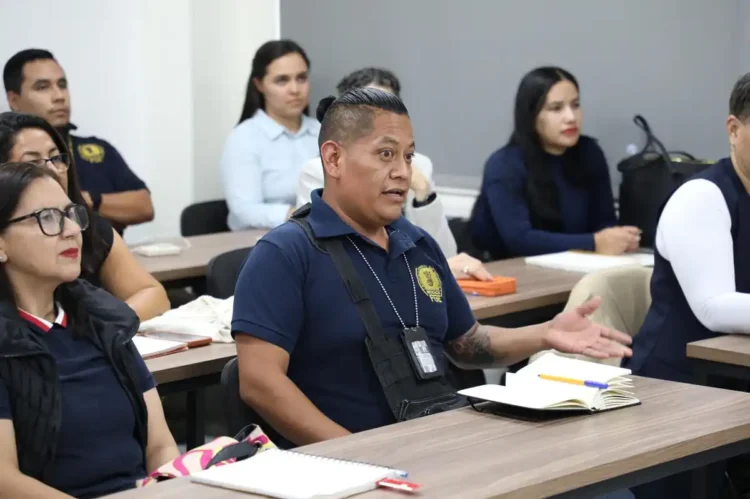 Personal de la Fiscalía de Michoacán en capacitación sobre atención a personas sordas con intérprete de lengua de señas.