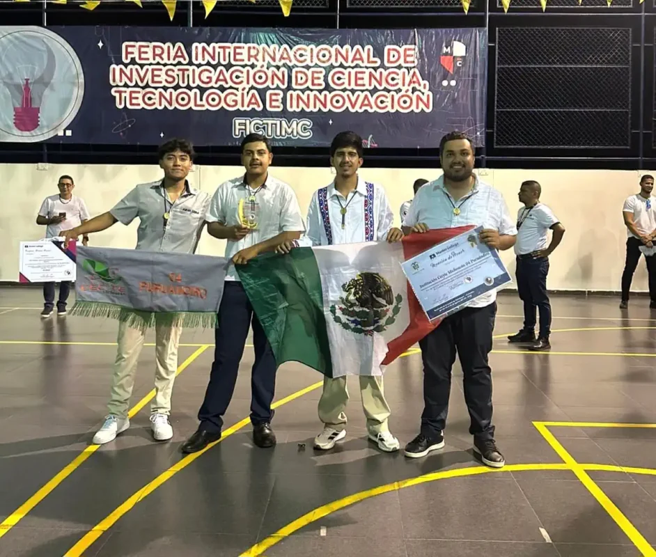 Cuatro jóvenes sosteniendo una bandera de México y un premio en la Feria Internacional de Ciencia y Tecnología.