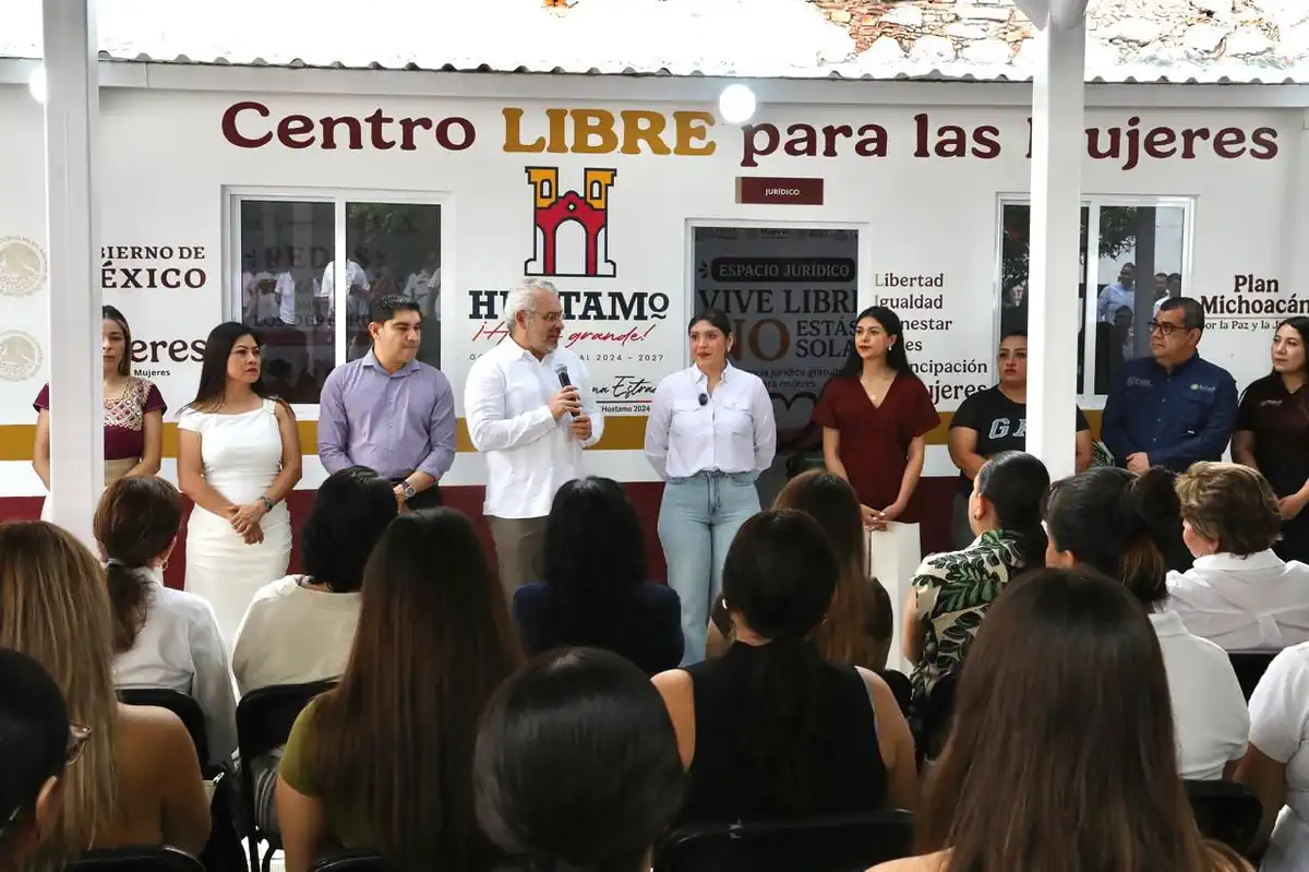 Inauguración de Centro Libre para mujeres en Huetamo y Carácuaro, con autoridades y comunidad presente.