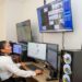 Operadora monitorea alertas en sistema de seguridad con múltiples pantallas en Morelia.