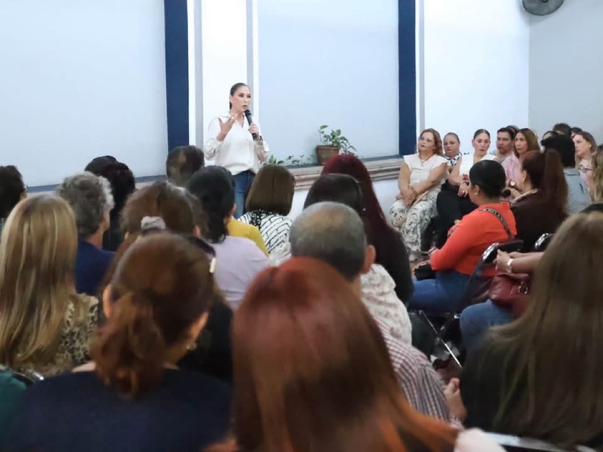 Mujer da conferencia en taller de tanatología con asistencia de más de 100 personas en Zamora.