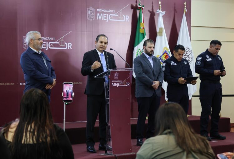 Autoridades en Michoacán anuncian operación contra crimen organizado en conferencia de prensa.