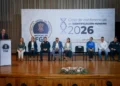Autoridades y expertos en identificación humana en Michoacán participan en conferencia en un auditorio.