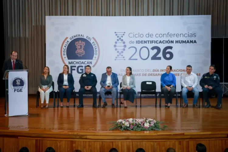 Autoridades y expertos en identificación humana en Michoacán participan en conferencia en un auditorio.