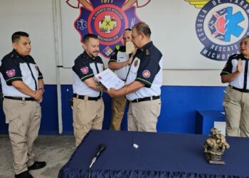 Nuevos comandantes de Rescate Michoacán entregan reconocimiento en Zamora, Michoacán.