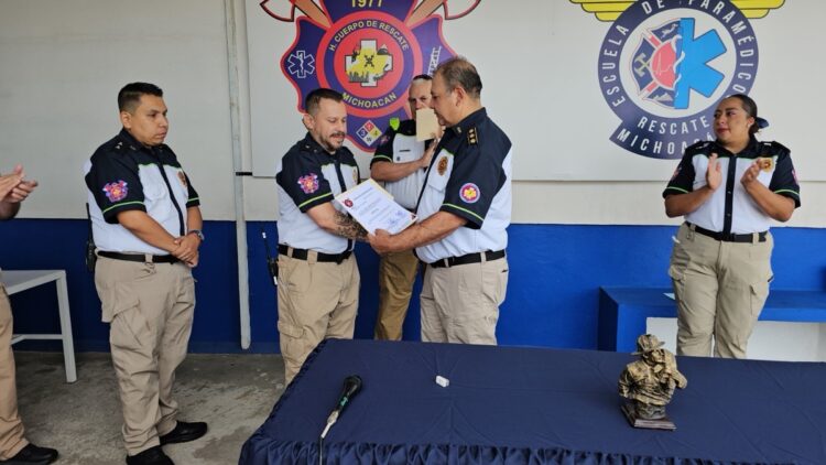 Nuevos comandantes de Rescate Michoacán entregan reconocimiento en Zamora, Michoacán.