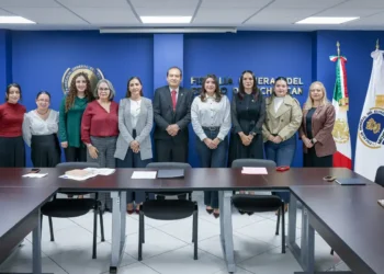 Autoridades de la FGE y mujeres víctimas de violencia en reunión en sala de conferencias.
