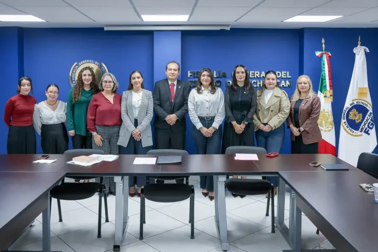 Autoridades de la FGE y mujeres víctimas de violencia en reunión en sala de conferencias.