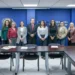 Autoridades de la FGE y mujeres víctimas de violencia en reunión en sala de conferencias.