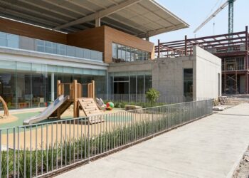 Construcción de una guardería en Michoacán con área de juegos y estructura en desarrollo.