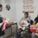 En IMSS Michoacán, una enfermera muestra a madres la importancia de la lactancia materna.