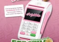 Terminal de pago rosa con pantalla digital y mano con billetes, promocionando herramientas para emprendedoras en Morelia.