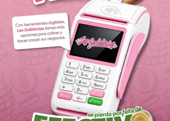 Terminal de pago rosa con pantalla digital y mano con billetes, promocionando herramientas para emprendedoras en Morelia.