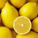 Limones amarillos frescos con uno partido mostrando su interior jugoso y brillante.