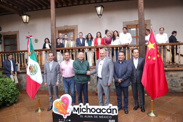 Funcionarios y líderes en Michoacán posan con banderas de México y China en evento oficial.