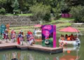 Lanchas eléctricas en Pátzcuaro con turistas y comunidad local en un muelle.