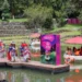 Lanchas eléctricas en Pátzcuaro con turistas y comunidad local en un muelle.