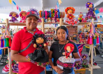 Artesanos muestran muñecas tradicionales en la feria artesanal de Jalisco.