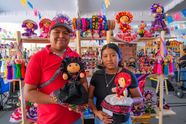Artesanos muestran muñecas tradicionales en la feria artesanal de Jalisco.