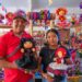 Artesanos muestran muñecas tradicionales en la feria artesanal de Jalisco.