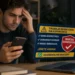 Hombre preocupado revisando su teléfono con anuncio de trabajo fraudulento desde casa.