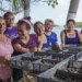 Mujeres en investigación pesquera en México, trabajando con muestras en un entorno natural junto a un río.