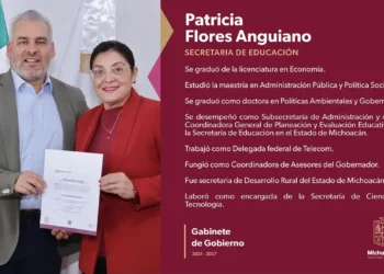 Patricia Flores y un funcionario en ceremonia de toma de protesta en Michoacán.