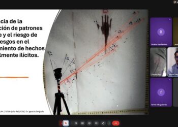 Pantalla de videoconferencia con presentación sobre análisis de sangre y riesgos en investigaciones forenses.
