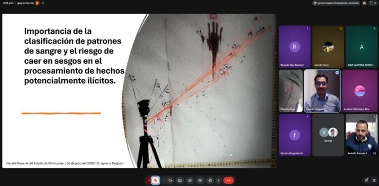 Pantalla de videoconferencia con presentación sobre análisis de sangre y riesgos en investigaciones forenses.