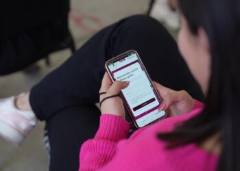 Joven revisa página de registro en teléfono móvil para D4TA Datos Gratis en Michoacán.