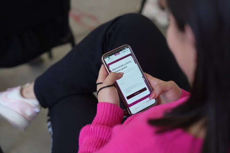 Joven revisa página de registro en teléfono móvil para D4TA Datos Gratis en Michoacán.