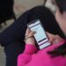Joven revisa página de registro en teléfono móvil para D4TA Datos Gratis en Michoacán.