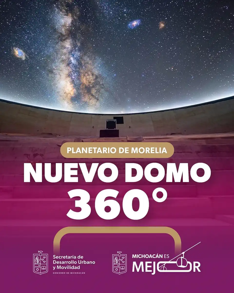 Domo del planetario con vista de la Vía Láctea y galaxias en el cielo nocturno.