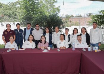 Grupo de profesionales del sector salud en Michoacán en una reunión al aire libre.