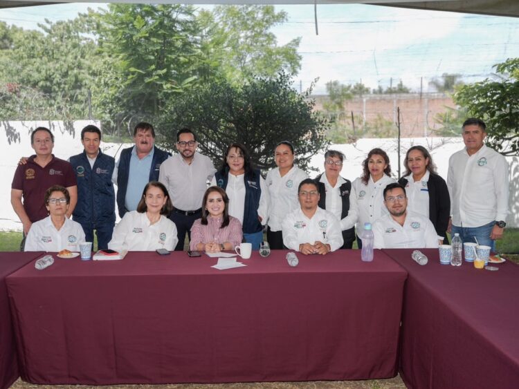 Grupo de profesionales del sector salud en Michoacán en una reunión al aire libre.