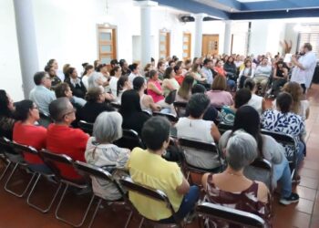 Más de 100 personas participan en taller de tanatología en Zamora, Michoacán, en un espacio cerrado con luz natural y paredes.