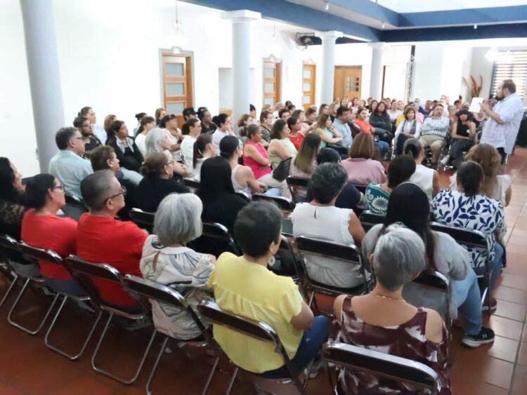 Más de 100 personas participan en taller de tanatología en Zamora, Michoacán, en un espacio cerrado con luz natural y paredes.
