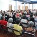 Más de 100 personas participan en taller de tanatología en Zamora, Michoacán, en un espacio cerrado con luz natural y paredes.