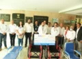 Miembros del Club Rotario Zamora entregan apoyo económico al IMSS para pacientes.