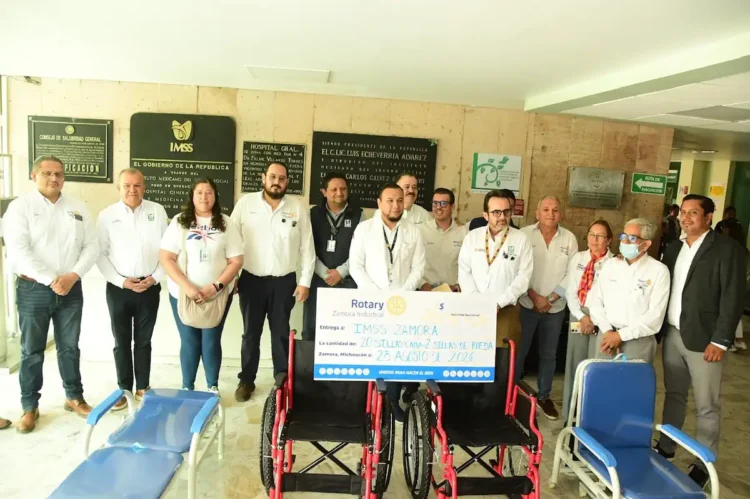 Miembros del Club Rotario Zamora entregan apoyo económico al IMSS para pacientes.