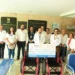 Miembros del Club Rotario Zamora entregan apoyo económico al IMSS para pacientes.