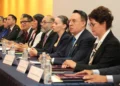 Funcionarios y representantes en mesa de diálogo en Michoacán durante evento oficial.