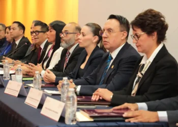 Funcionarios y representantes en mesa de diálogo en Michoacán durante evento oficial.