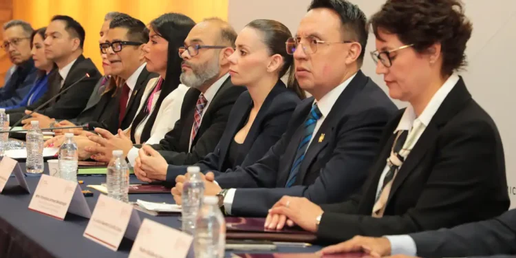 Funcionarios y representantes en mesa de diálogo en Michoacán durante evento oficial.