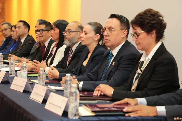 Funcionarios y representantes en mesa de diálogo en Michoacán durante evento oficial.
