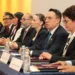 Funcionarios y representantes en mesa de diálogo en Michoacán durante evento oficial.