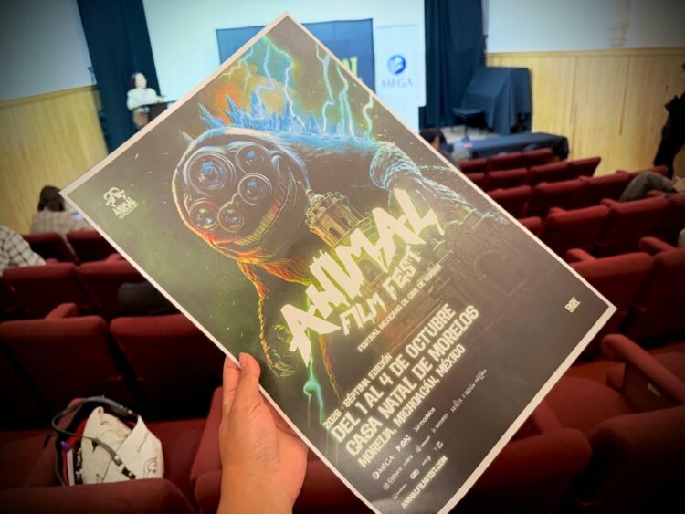 Cartel del festival de cine AIMAX con temática de ciencia ficción y efectos visuales impactantes.