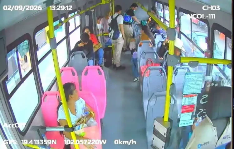 Pasajeros en autobús de Uruapan, algunos de pie, otros sentados, en un incidente que activó el botón de pánico.